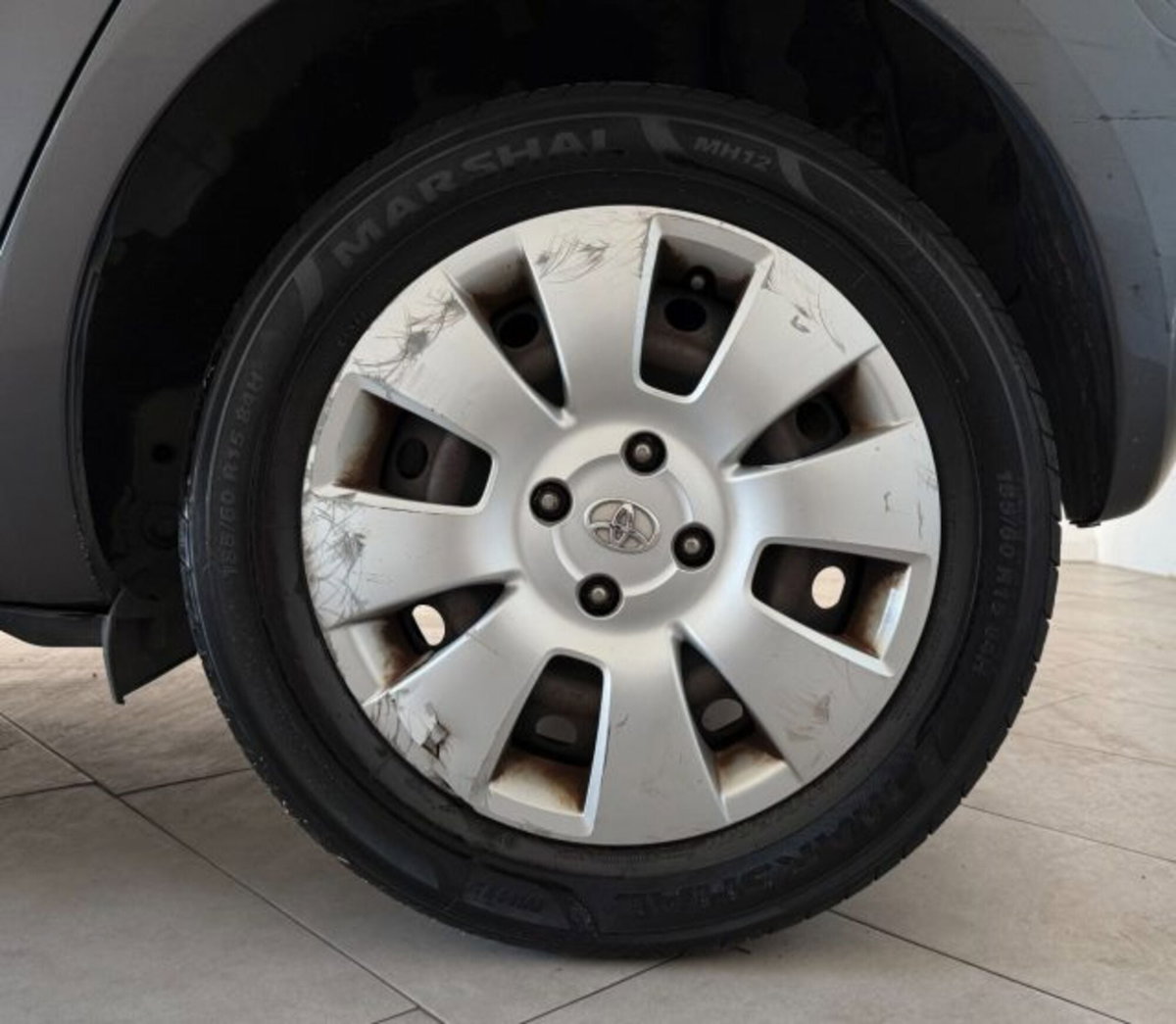 Toyota Yaris 1.0 5 porte Luxury pack (8)
