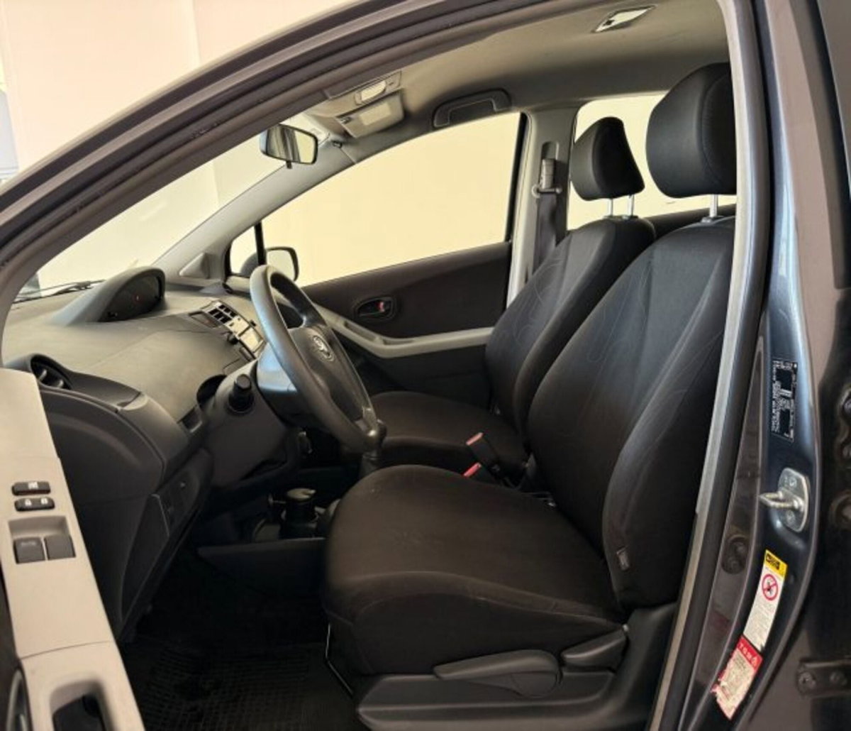 Toyota Yaris 1.0 5 porte Luxury pack (9)