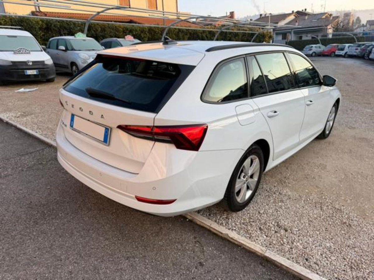 Skoda Octavia Station Wagon 2.0 TDI EVO SCR DSG Wagon Executive (3)