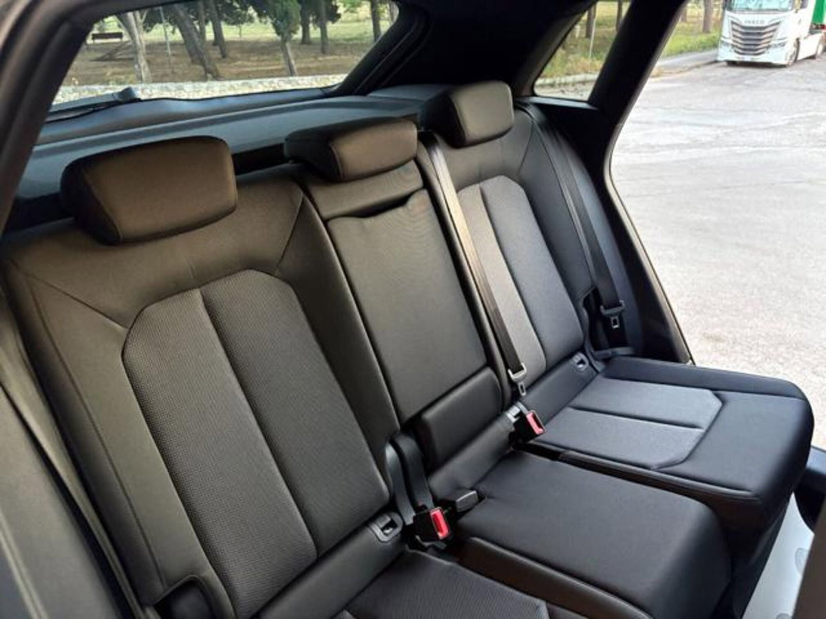 Audi Q3 35 TDI quattro S tronic Business (19)