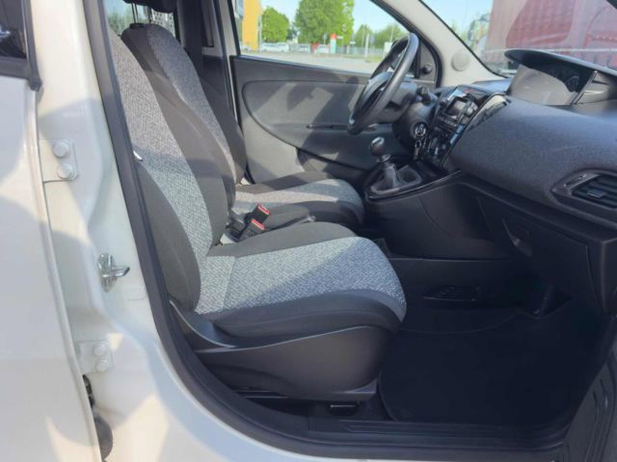 Lancia Ypsilon 1.2 69 CV 5 porte Platinum (14)