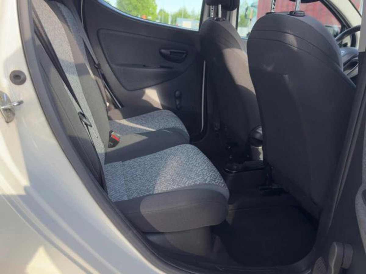 Lancia Ypsilon 1.2 69 CV 5 porte Platinum (15)