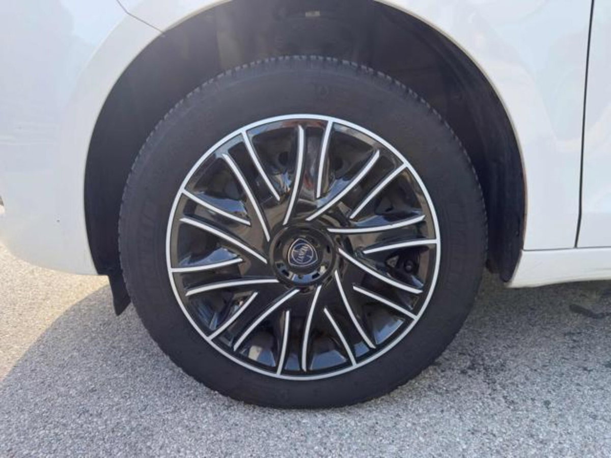 Lancia Ypsilon 1.2 69 CV 5 porte Platinum (17)