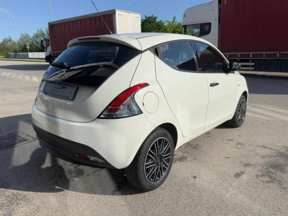 Lancia Ypsilon 1.2 69 CV 5 porte Platinum (7)
