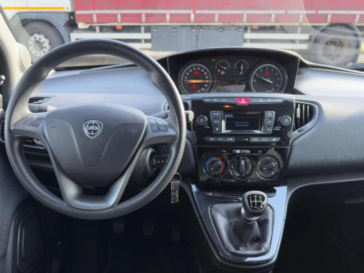 Lancia Ypsilon 1.2 69 CV 5 porte Platinum (8)