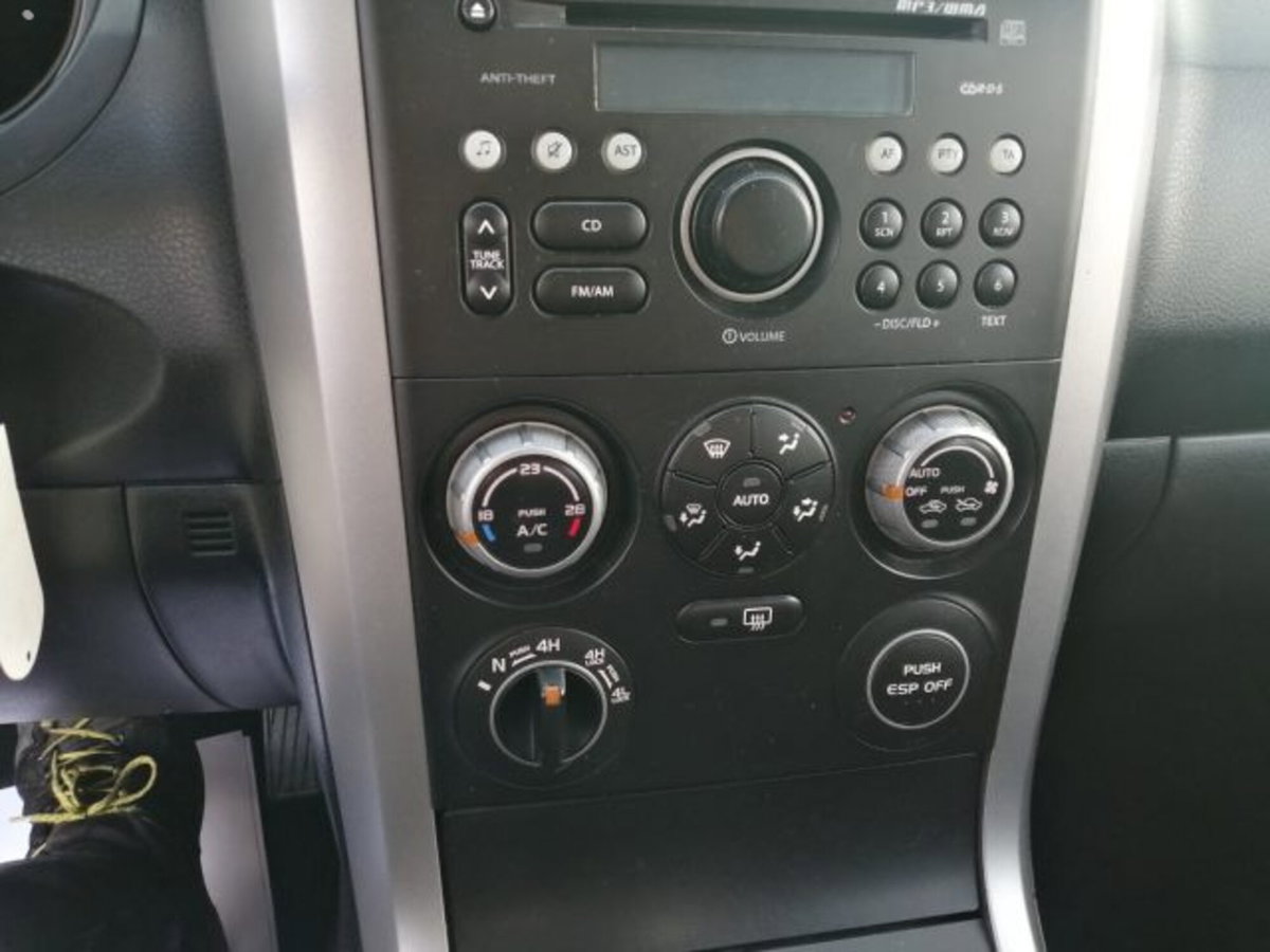 Suzuki Grand Vitara 1.9 DDiS 5 porte Crossover (16)
