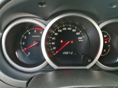 Suzuki Grand Vitara 1.9 DDiS 5 porte Crossover (17)