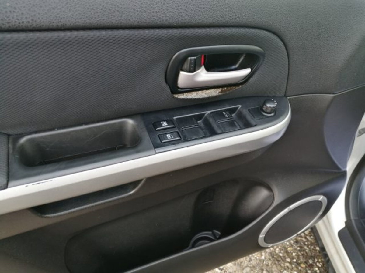 Suzuki Grand Vitara 1.9 DDiS 5 porte Crossover (18)