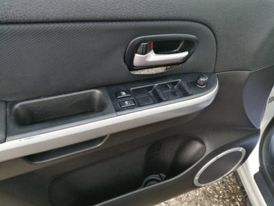 Suzuki Grand Vitara 1.9 DDiS 5 porte Crossover (18)