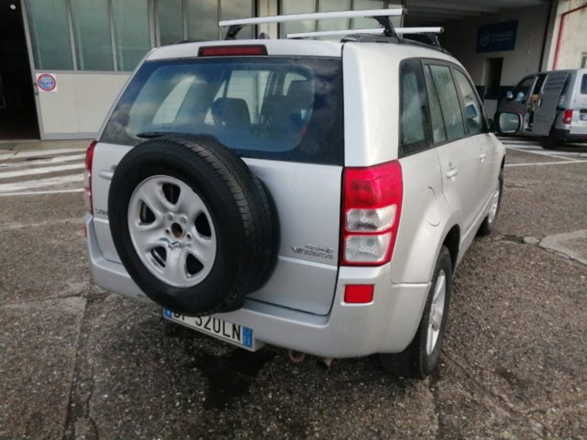 Suzuki Grand Vitara 1.9 DDiS 5 porte Crossover (9)