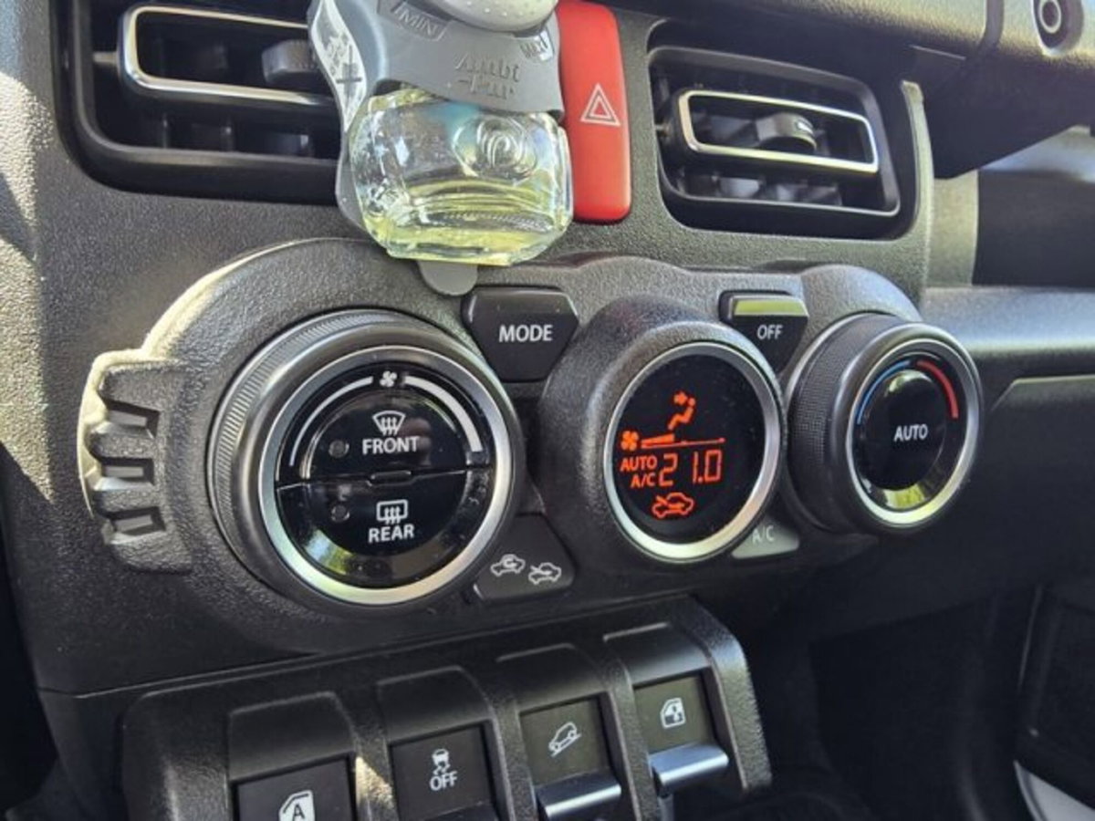 Suzuki Jimny 1.5 5MT Top (13)