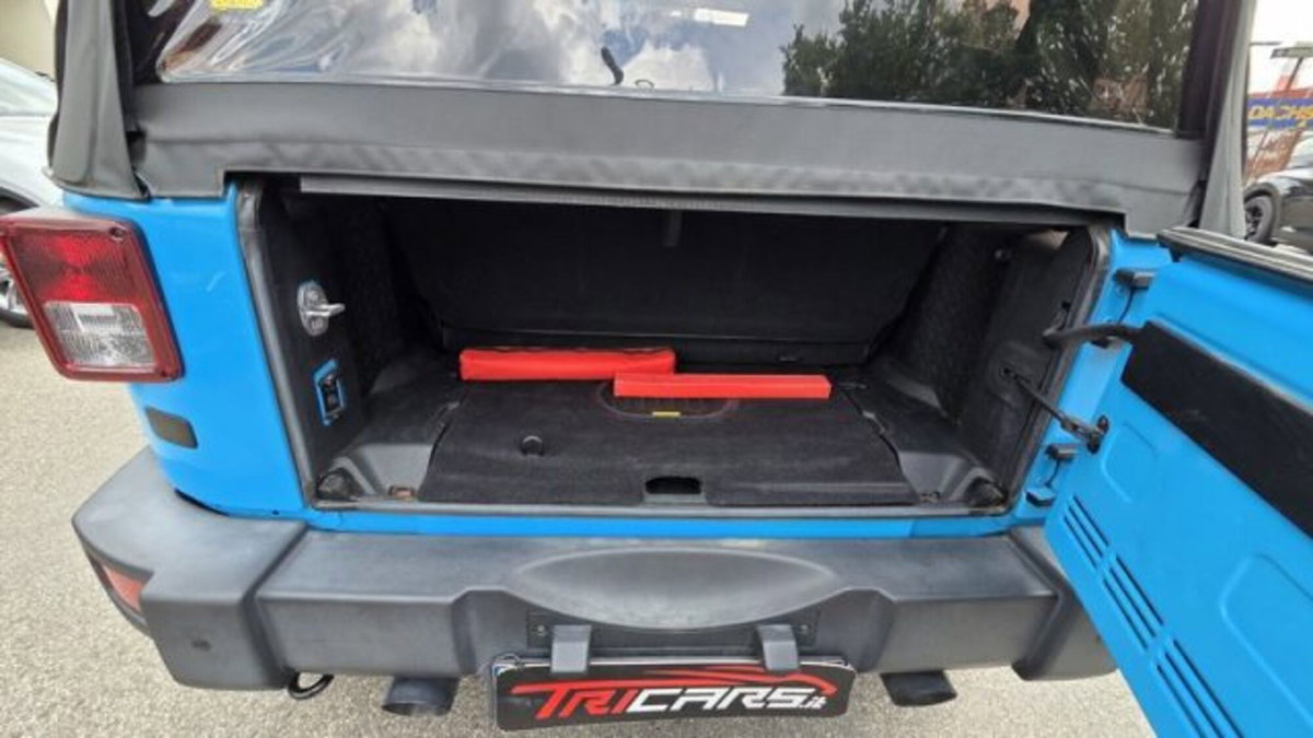 Jeep Wrangler 2.8 CRD DPF Sahara Auto (19)