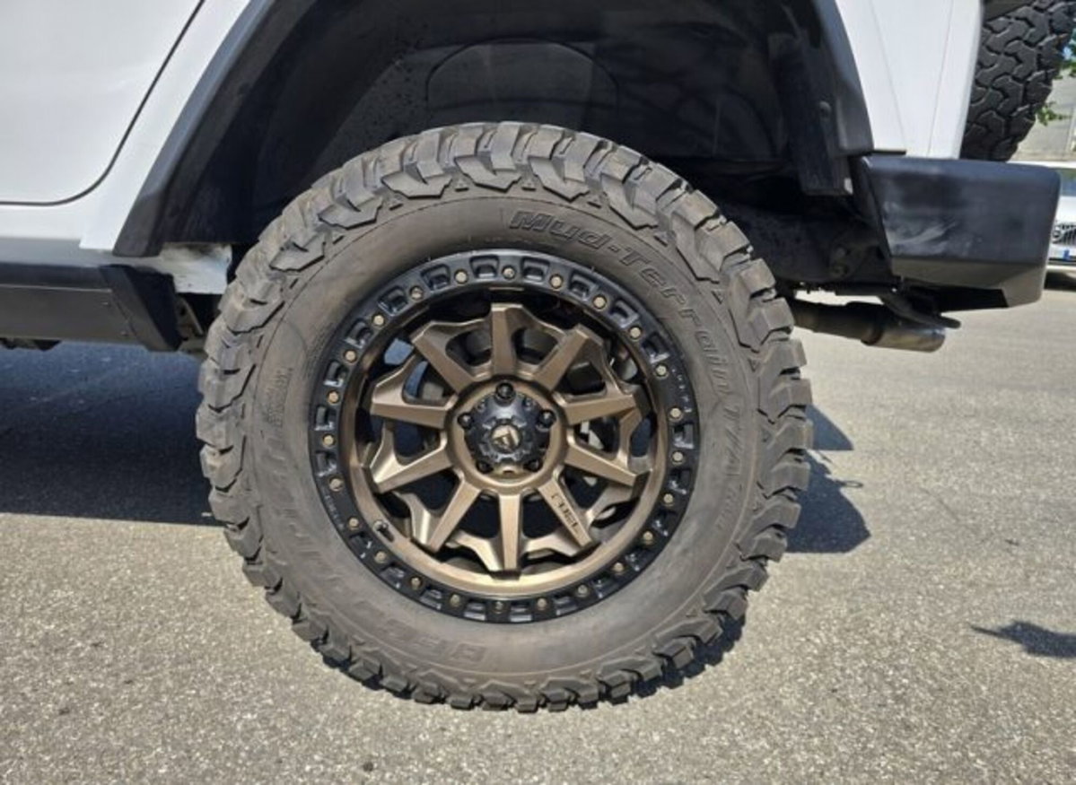 Jeep Wrangler Unlimited 2.8 CRD DPF Sahara Auto (4)