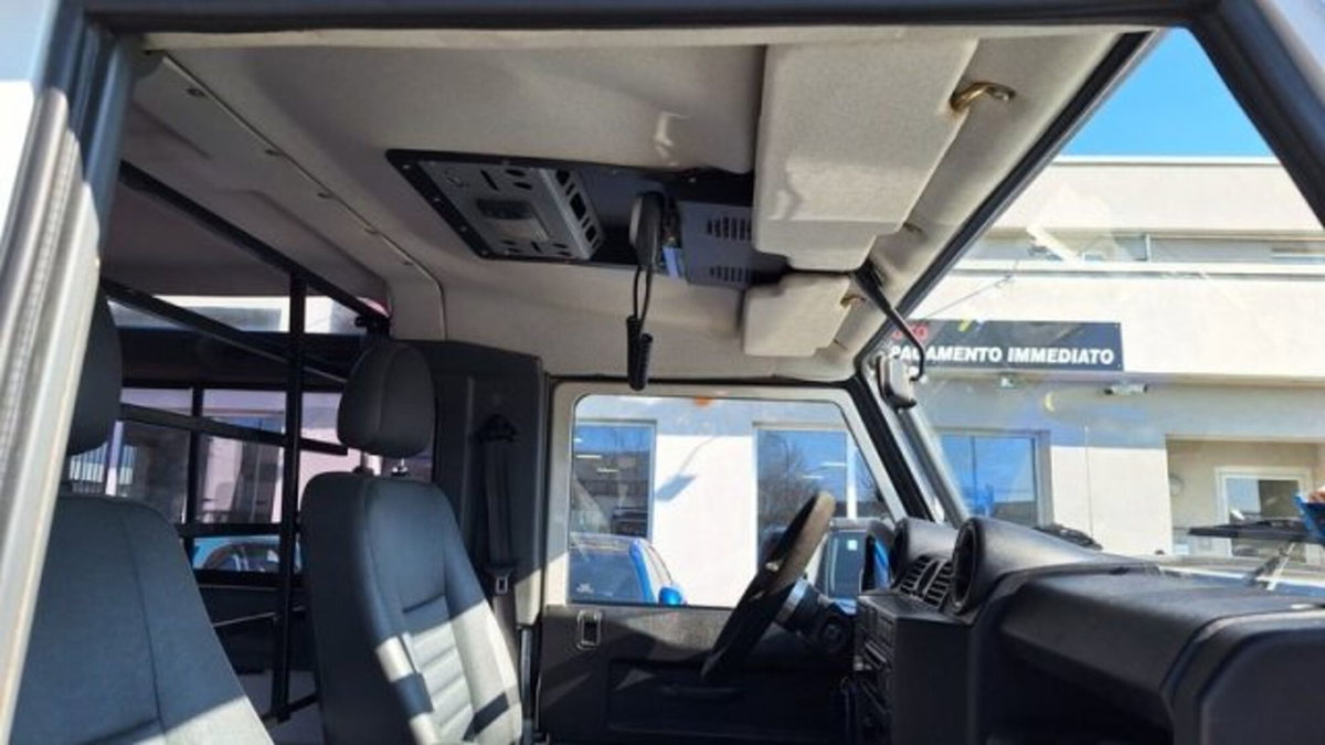 Land Rover Defender 90 2.2 TD4 Pick Up E (16)