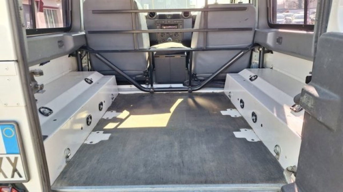Land Rover Defender 90 2.2 TD4 Pick Up E (18)