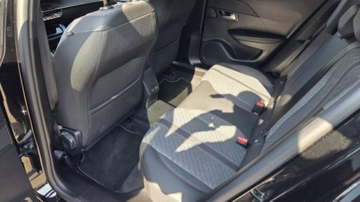 Peugeot 2008 50 kWh Allure (14)