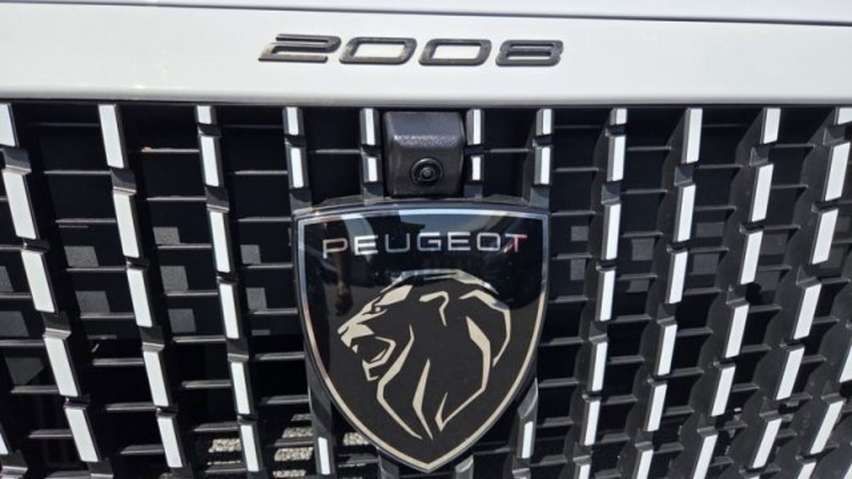 Peugeot 2008 PureTech 130 S&S EAT8 GT Pack (8)