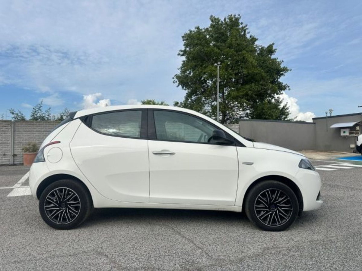 Lancia Ypsilon 1.0 FireFly 5 porte S&S Hybrid Ecochic Gold (2)