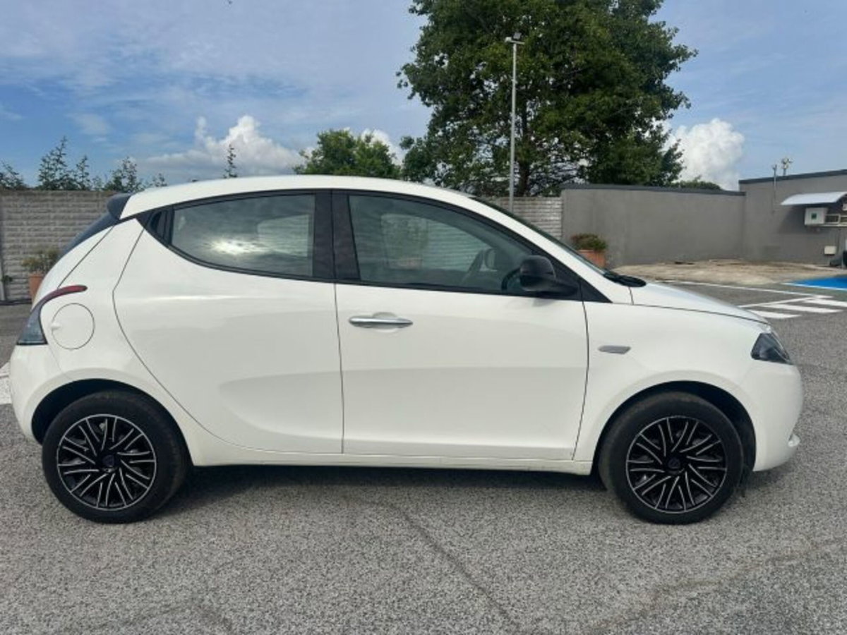 Lancia Ypsilon 1.0 FireFly 5 porte S&S Hybrid Ecochic Gold (20)