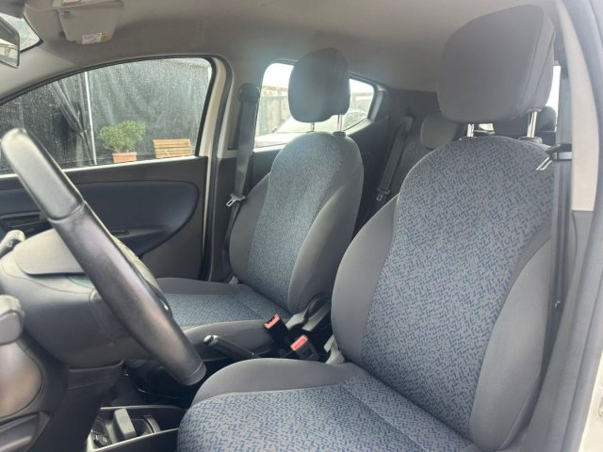 Lancia Ypsilon 1.0 FireFly 5 porte S&S Hybrid Ecochic Gold (8)