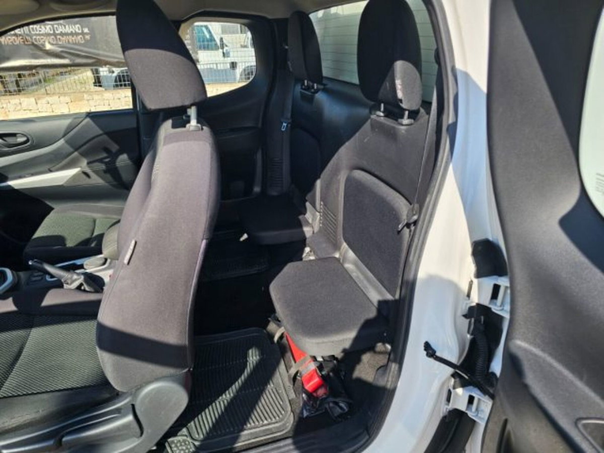 Nissan Navara 2.3 dCi 4WD King Cab Visia (16)