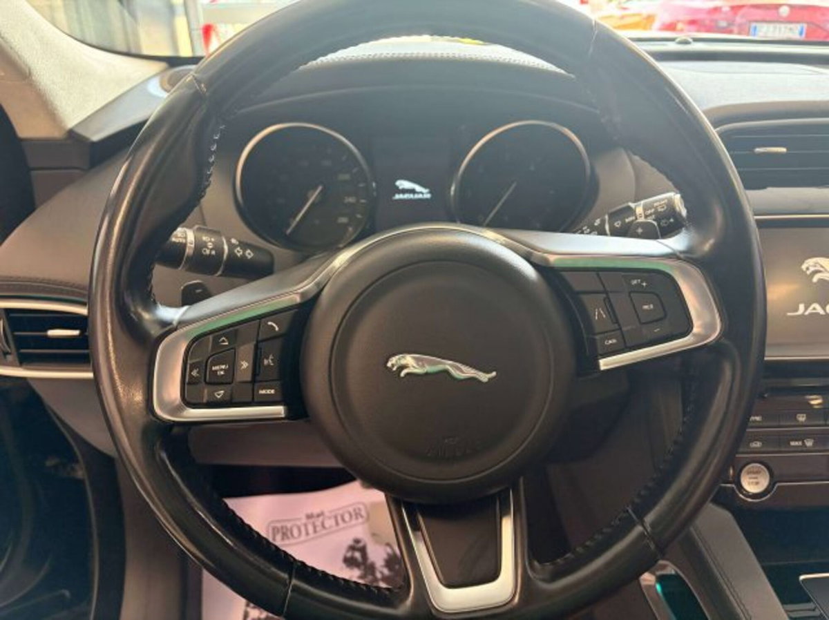 Jaguar F-Pace 2.0 D 180 CV AWD Prestige (10)