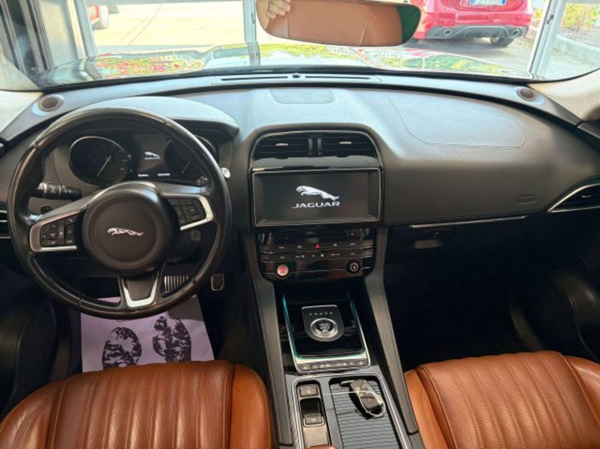 Jaguar F-Pace 2.0 D 180 CV AWD Prestige (9)
