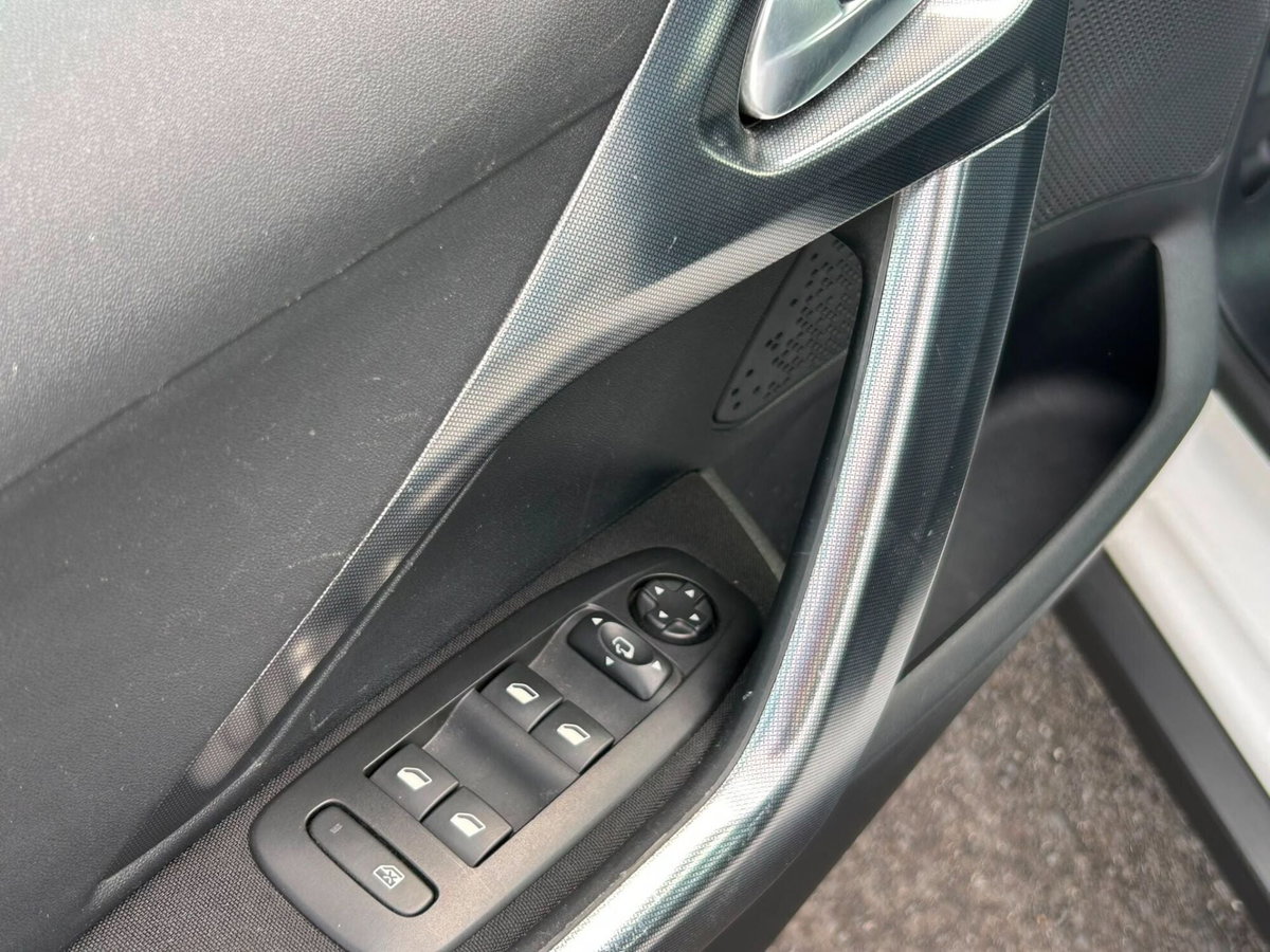 Peugeot 2008 100 Black Matt (12)