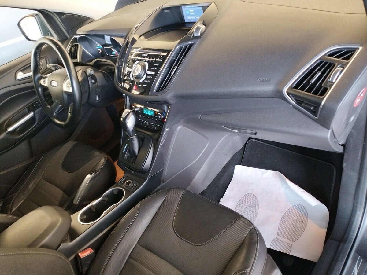 Ford Kuga 2.0 TDCI 150 CV S&S 4WD Powershift Titanium (14)