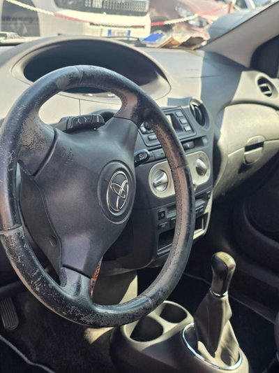 Toyota Yaris 1.3 3 porte Sol (4)