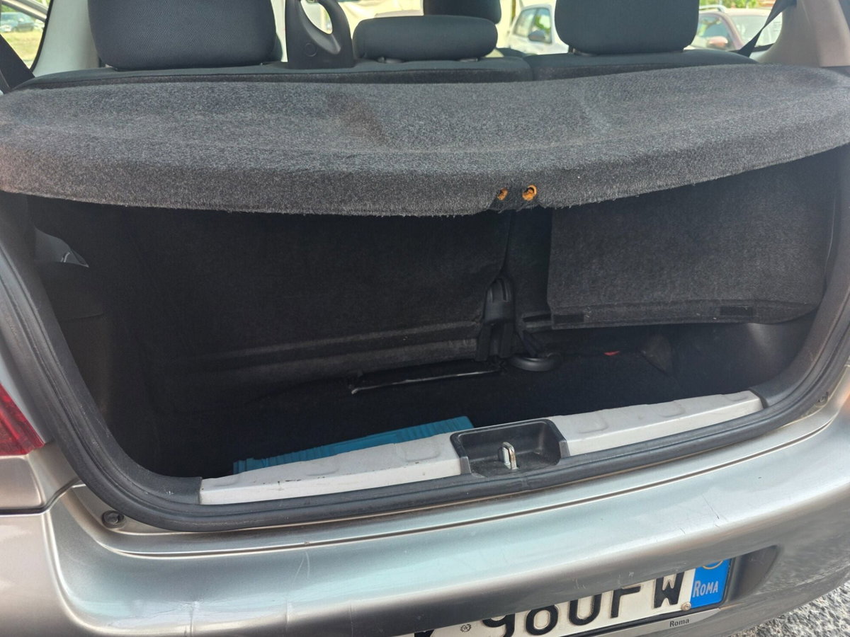 Toyota Yaris 1.3 3 porte Sol (8)