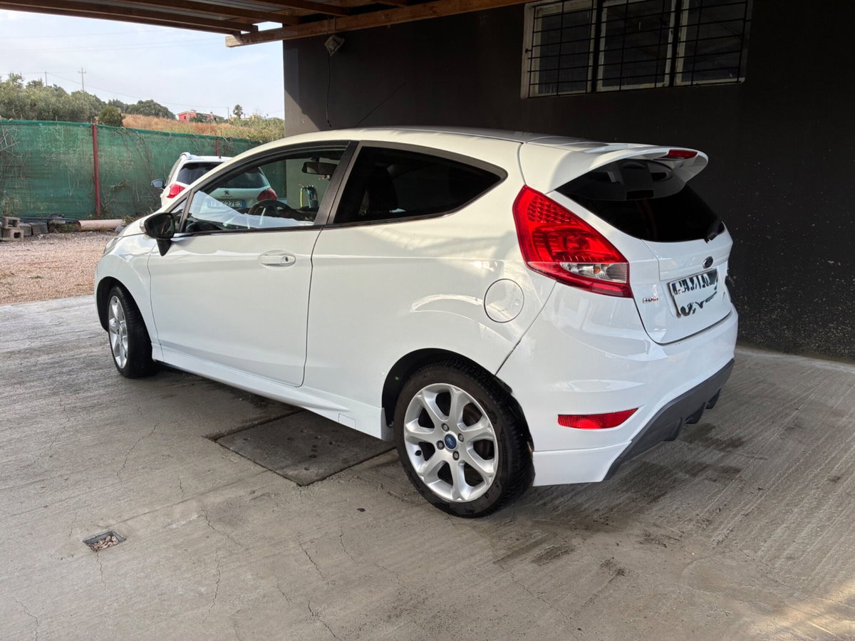 Ford Fiesta 1.6 TDCi 95CV 3 porte Individual (3)