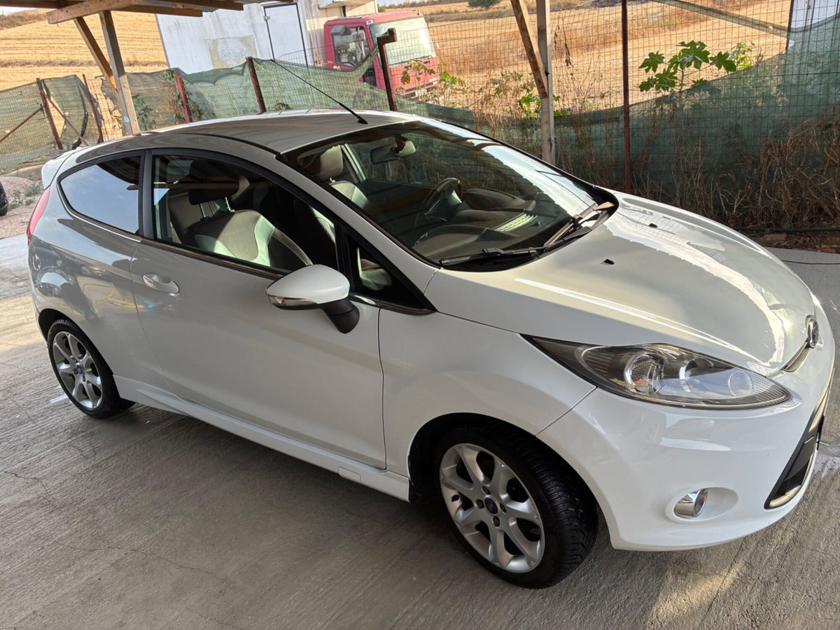 Ford Fiesta 1.6 TDCi 95CV 3 porte Individual (7)
