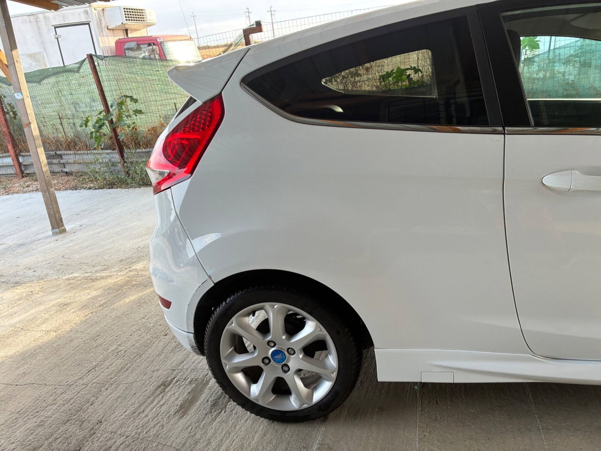 Ford Fiesta 1.6 TDCi 95CV 3 porte Individual (9)