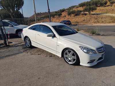 Mercedes-Benz Classe E Coupé 350 CDI Coupé BlueEFFICIENCY Avantgarde (2)