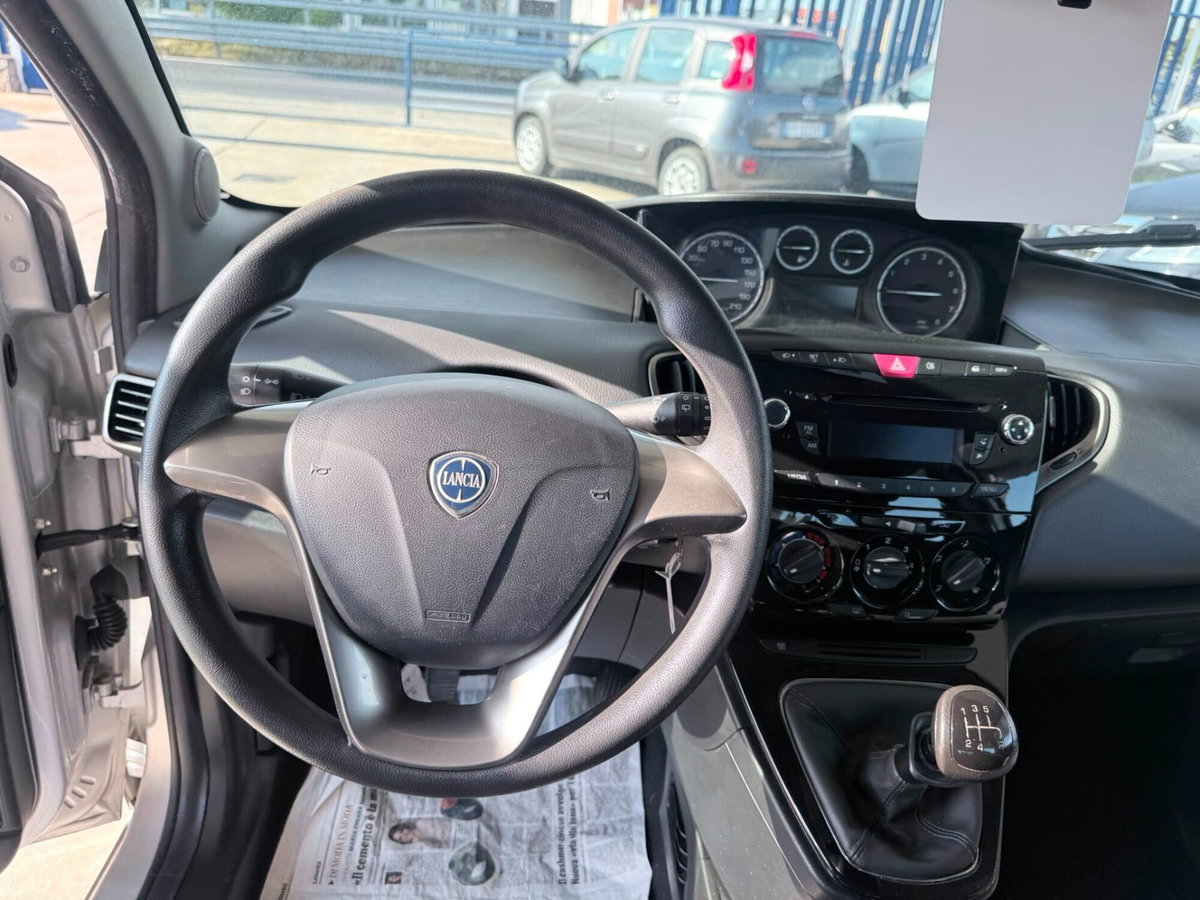 Lancia Ypsilon 1.2 69 CV 5 porte Gold (12)