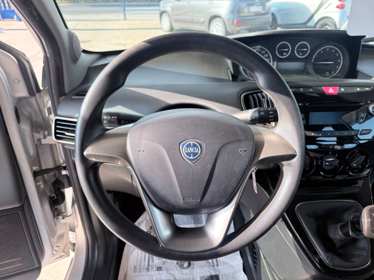 Lancia Ypsilon 1.2 69 CV 5 porte Gold (13)
