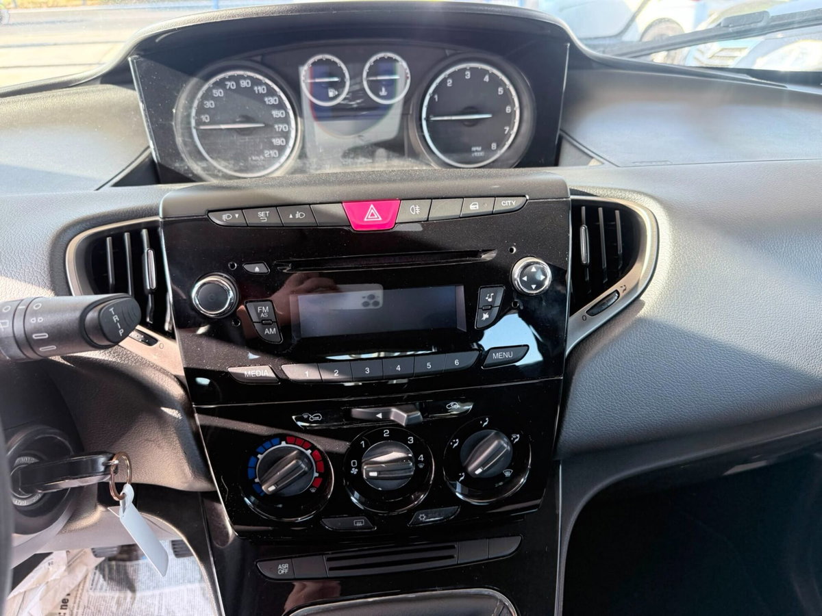Lancia Ypsilon 1.2 69 CV 5 porte Gold (14)