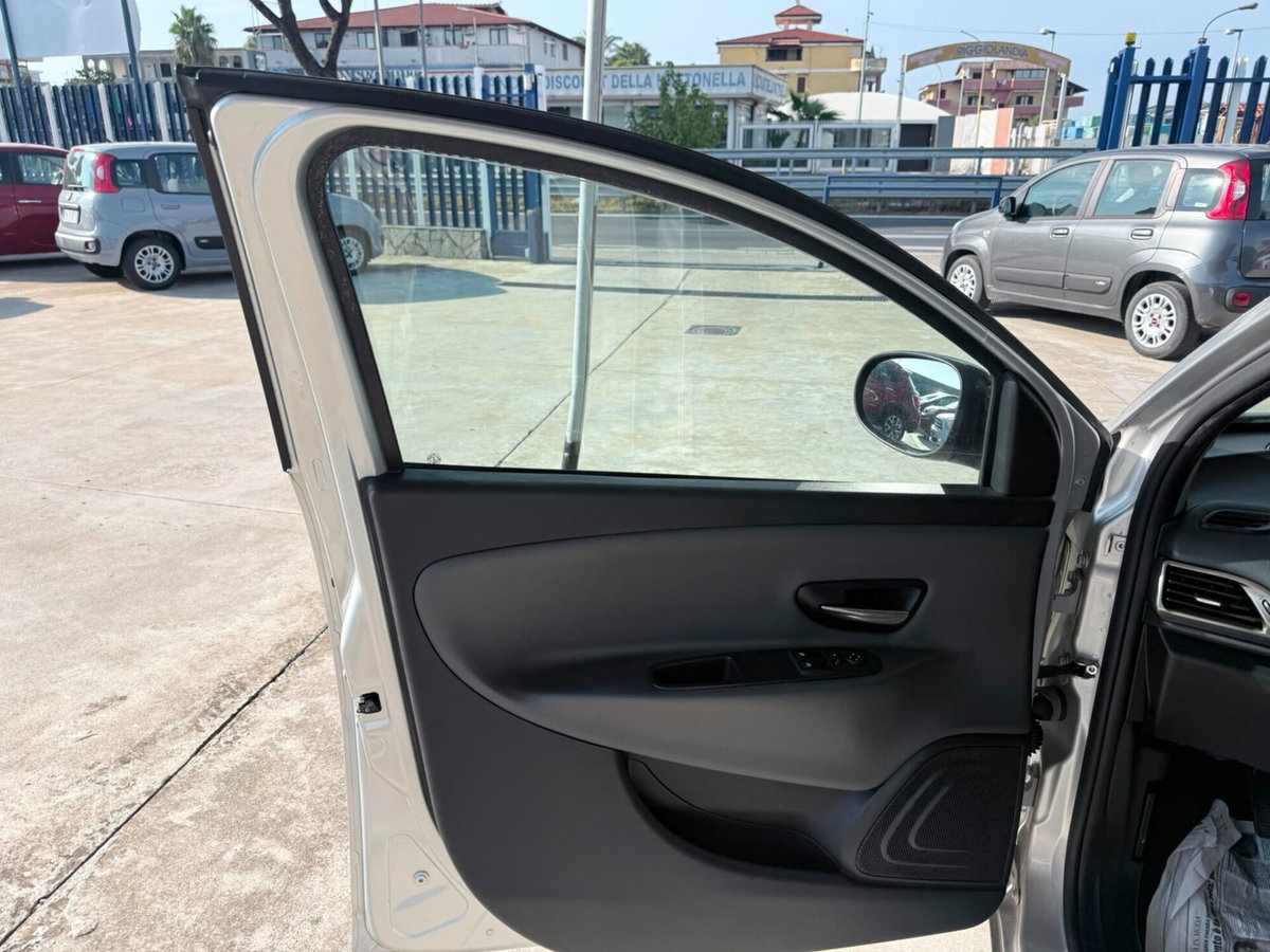 Lancia Ypsilon 1.2 69 CV 5 porte Gold (15)