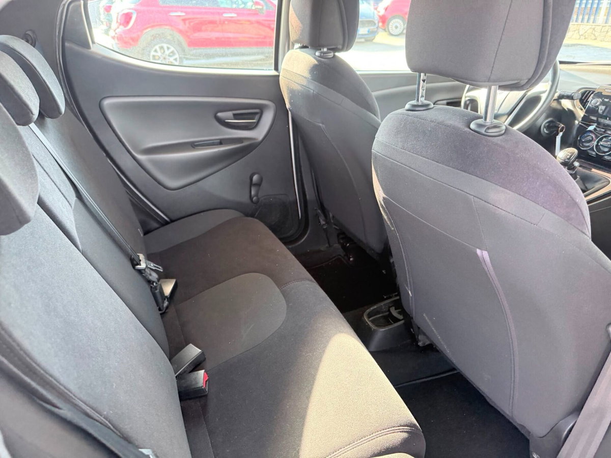 Lancia Ypsilon 1.2 69 CV 5 porte Gold (17)
