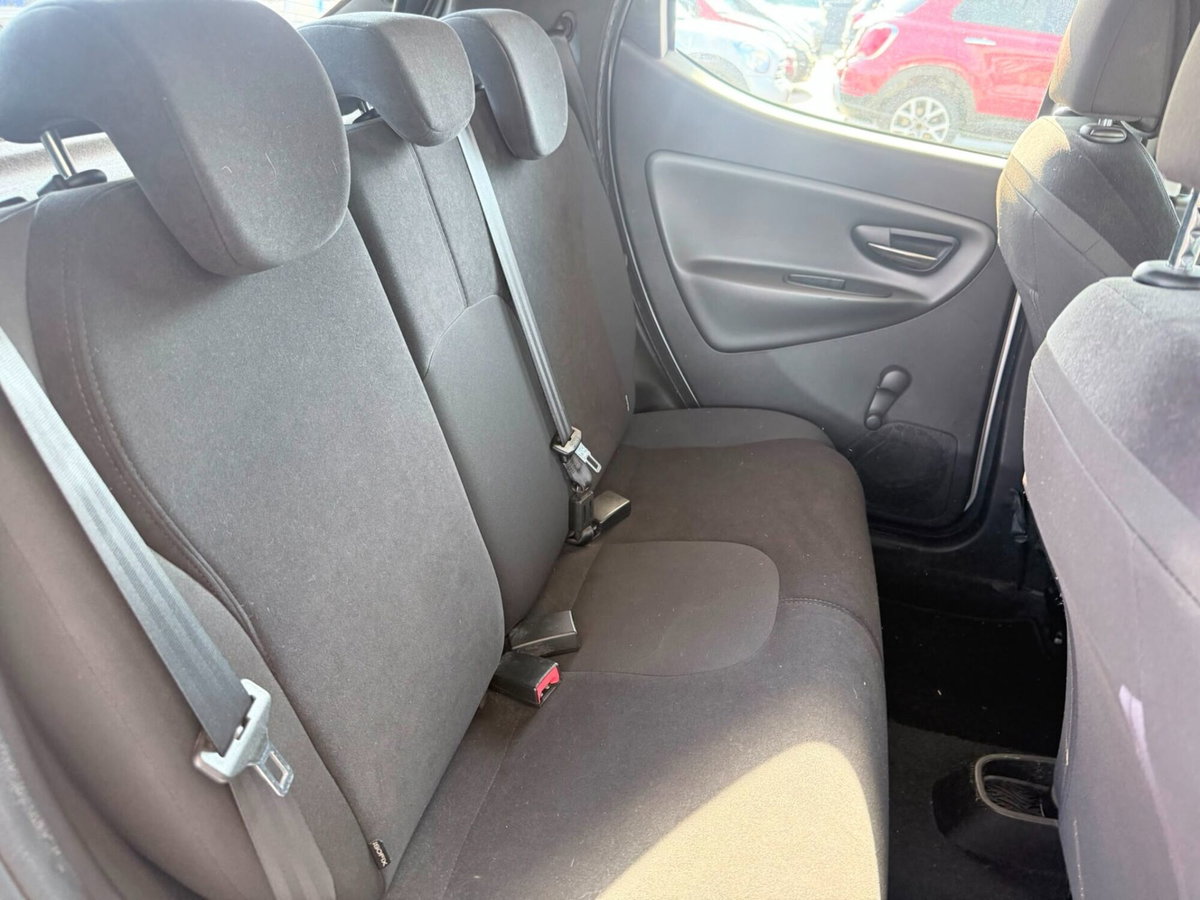 Lancia Ypsilon 1.2 69 CV 5 porte Gold (18)