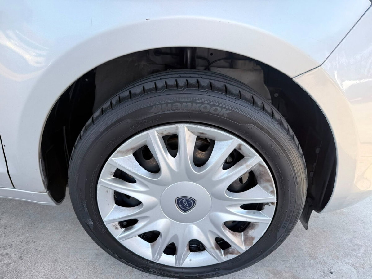 Lancia Ypsilon 1.2 69 CV 5 porte Gold (19)
