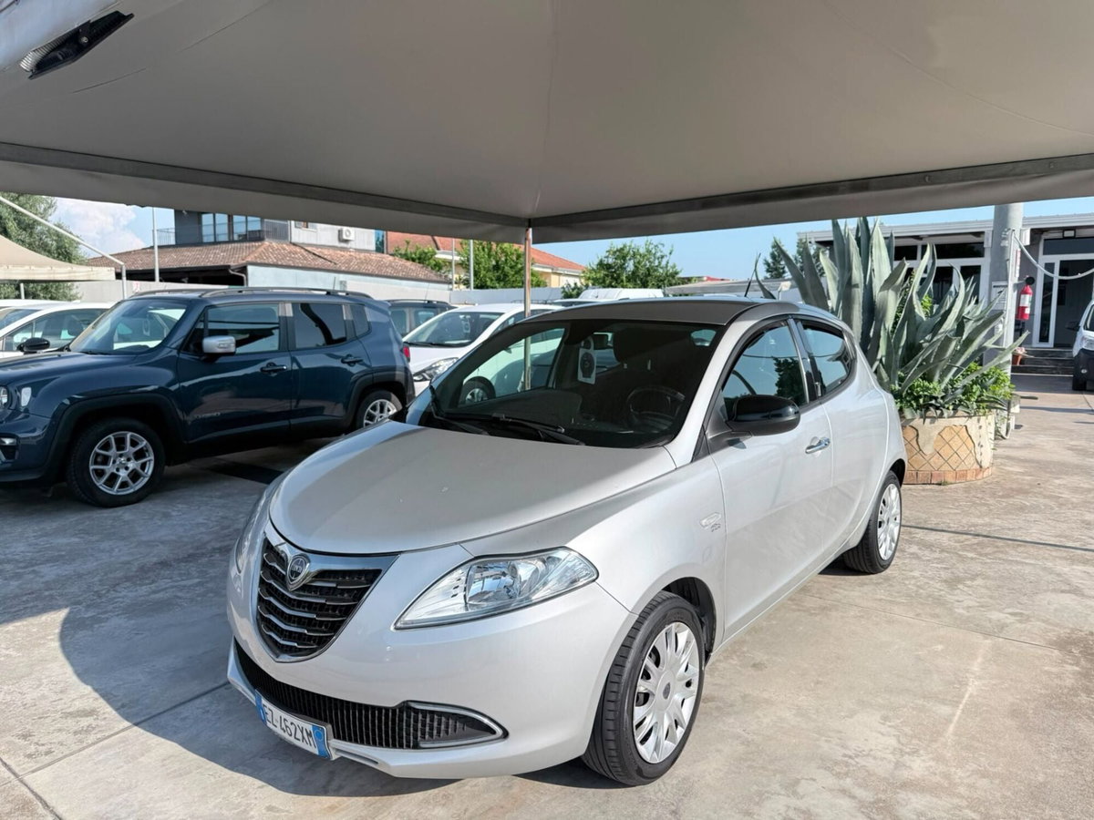 Lancia Ypsilon 1.2 69 CV 5 porte Gold (2)