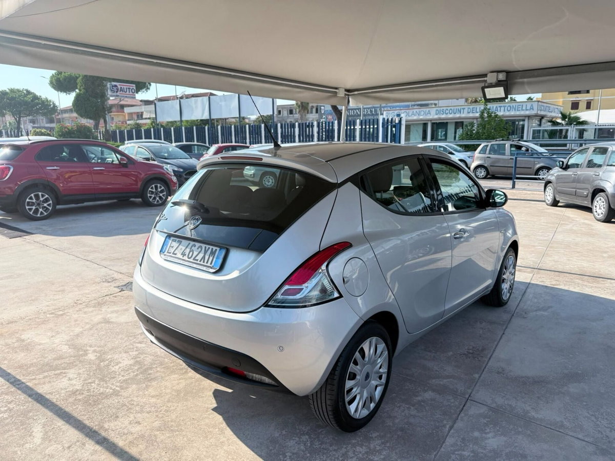 Lancia Ypsilon 1.2 69 CV 5 porte Gold (5)