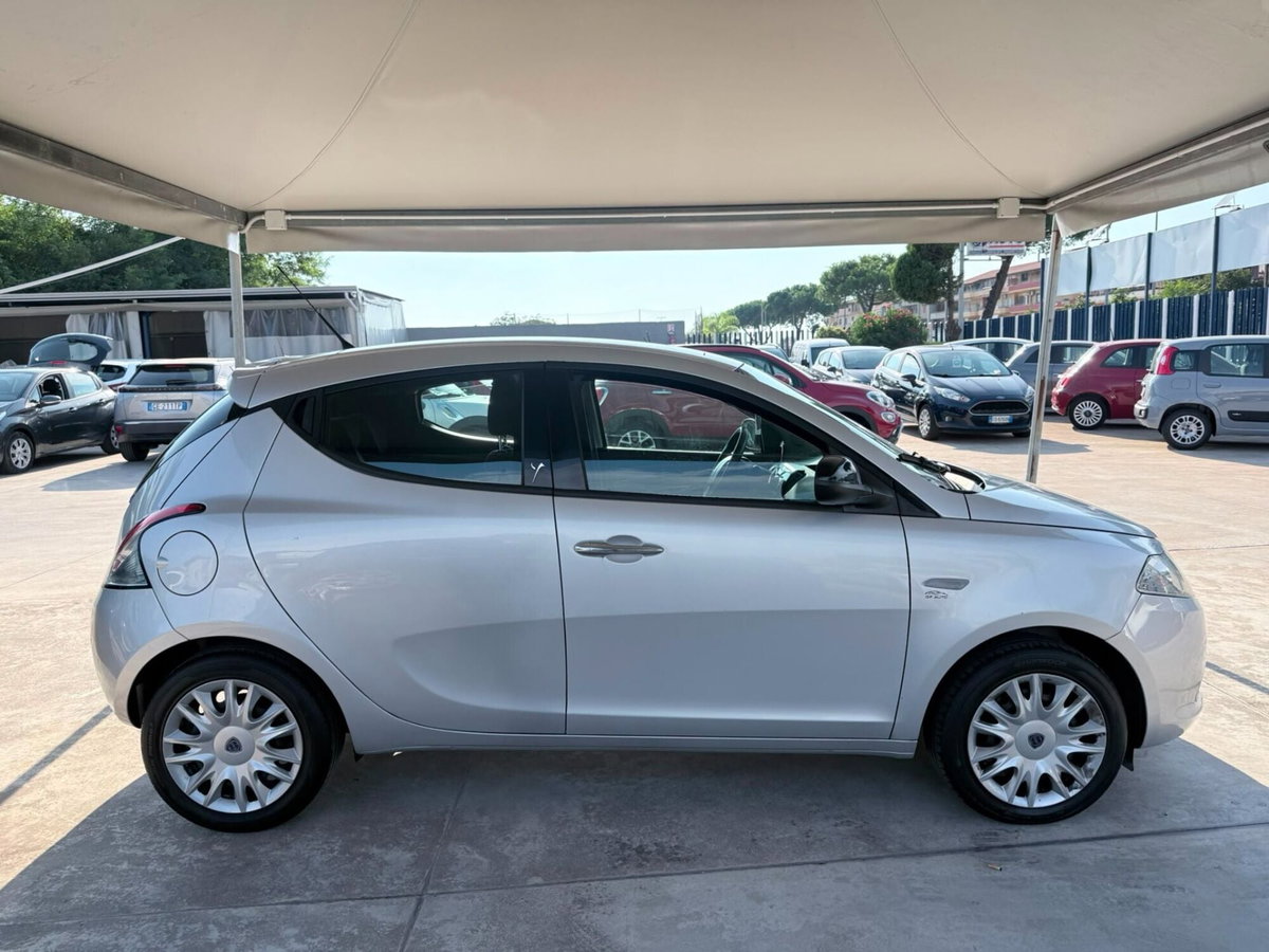 Lancia Ypsilon 1.2 69 CV 5 porte Gold (8)
