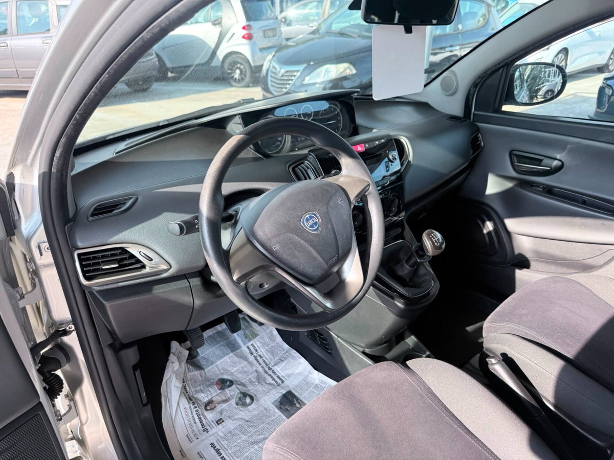 Lancia Ypsilon 1.2 69 CV 5 porte Gold (9)