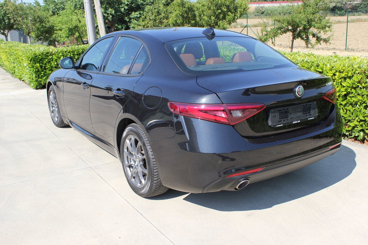Alfa Romeo Giulia 2.2 Turbodiesel 136 CV AT8 Business (2)