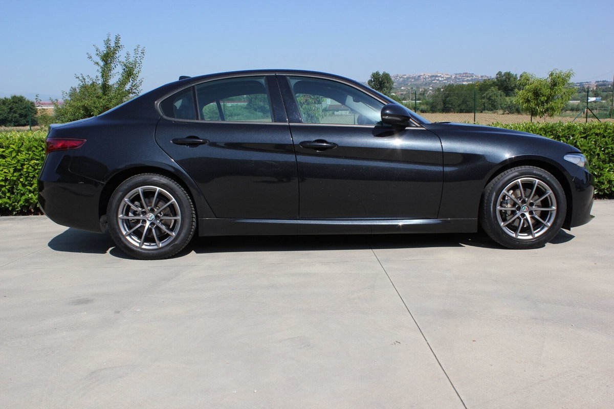 Alfa Romeo Giulia 2.2 Turbodiesel 136 CV AT8 Business (4)