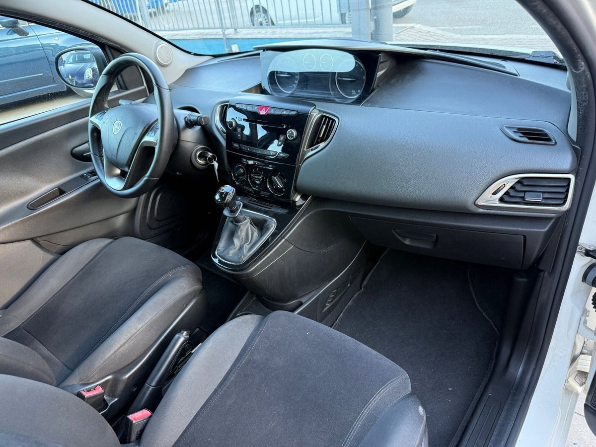 Lancia Ypsilon 1.2 69 CV 5 porte Platinum (12)