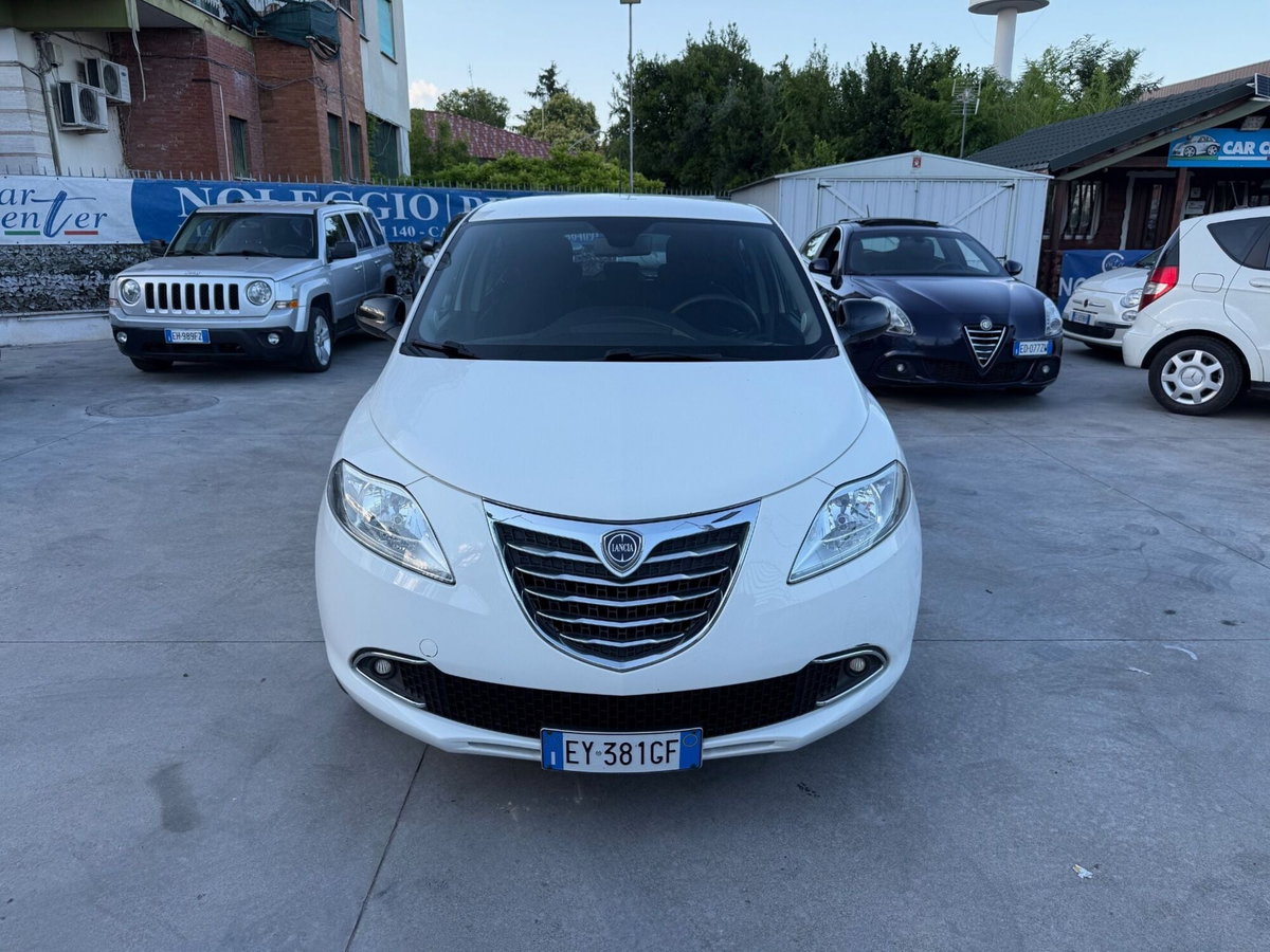 Lancia Ypsilon 1.2 69 CV 5 porte Platinum (2)